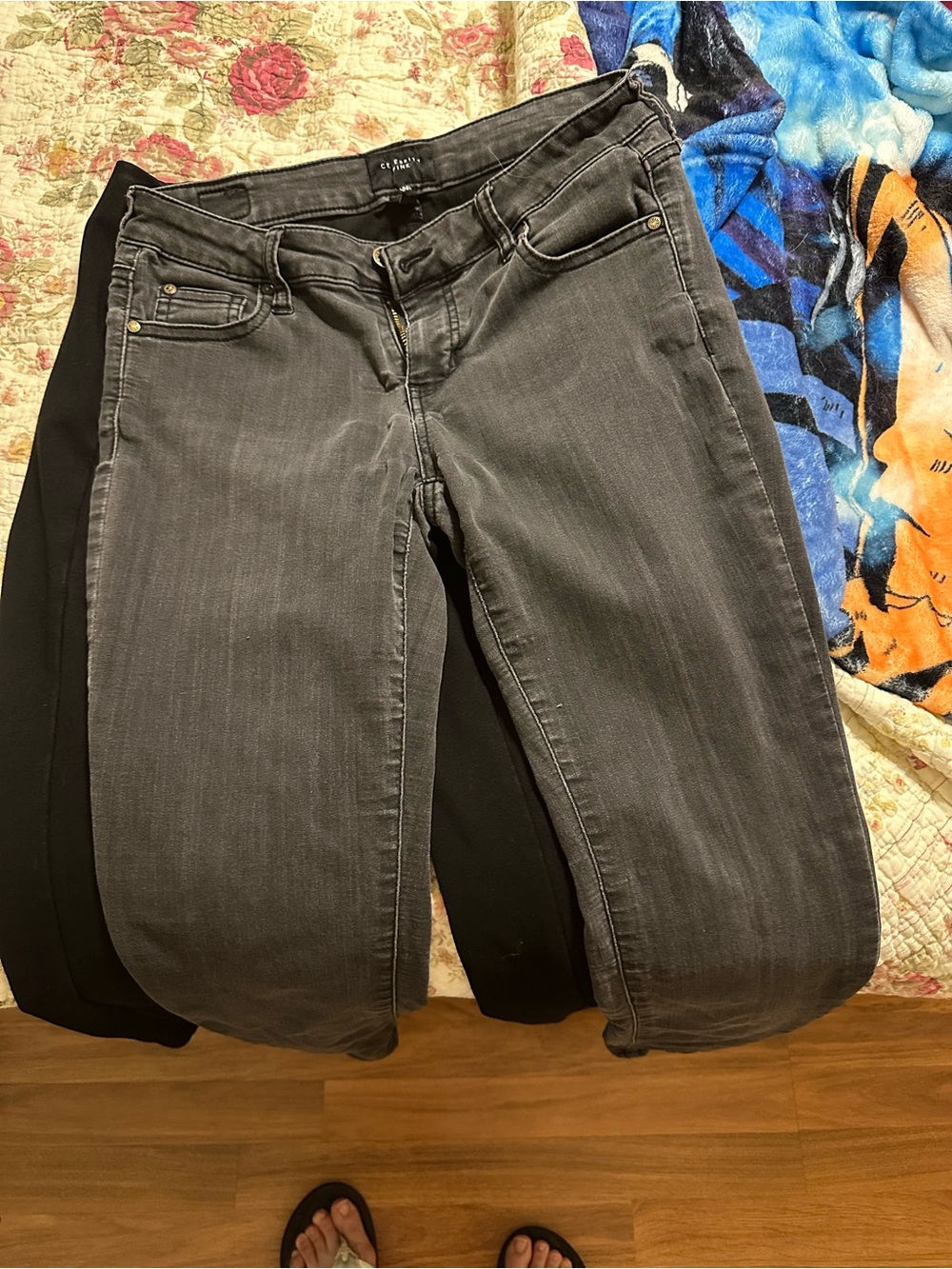 Celebrity Pink Denim Black Wash
Jeans 7/28 EUC